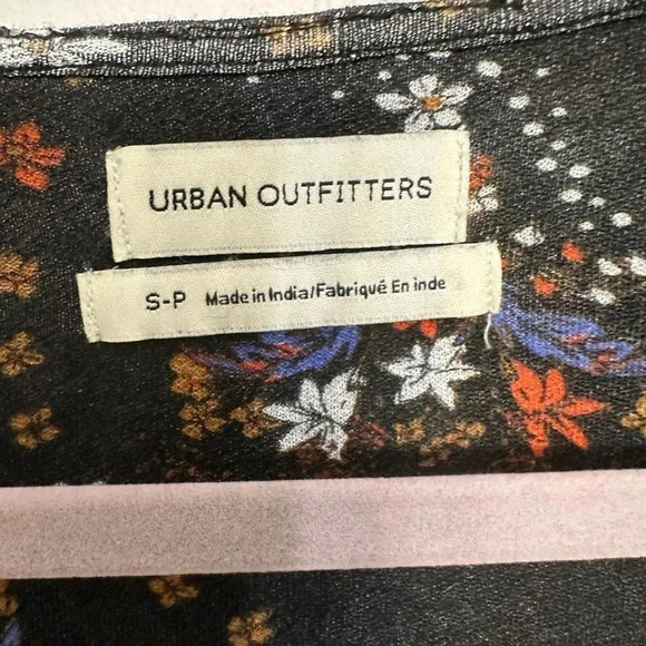 Urban Outfitters women’s Taran smocked long sleeve blouse. Size small - Picture 5 of 6